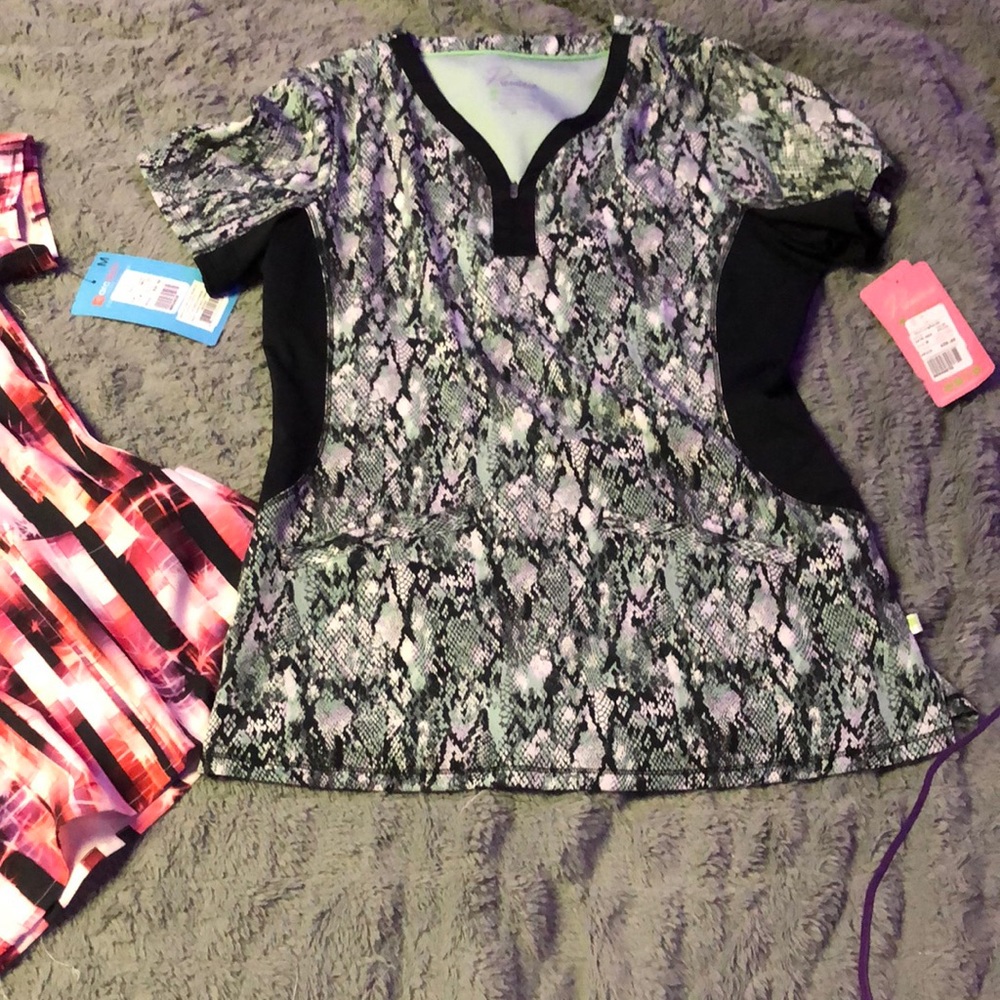 Just like other scrub tops ! Both are medium as well
